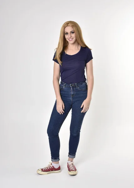 Ett Långt Porträtt Söt Blond Tjej Avslappnad Blå Skjorta Jeans — Stockfoto