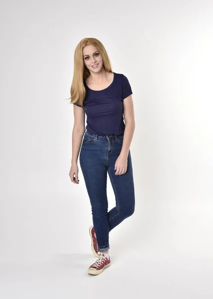 Ett Långt Porträtt Söt Blond Tjej Avslappnad Blå Skjorta Jeans — Stockfoto