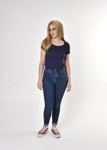 Ett Långt Porträtt Söt Blond Tjej Avslappnad Blå Skjorta Jeans — Stockfoto