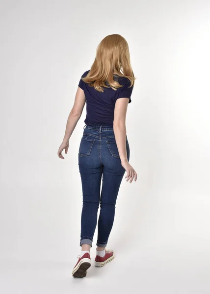 Ganzkörperporträt Eines Hübschen Blonden Mädchens Lässigem Blauem Hemd Jeans Und — Stockfoto