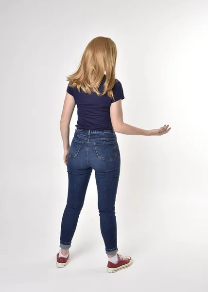 Ganzkörperporträt Eines Hübschen Blonden Mädchens Lässigem Blauem Hemd Jeans Und — Stockfoto