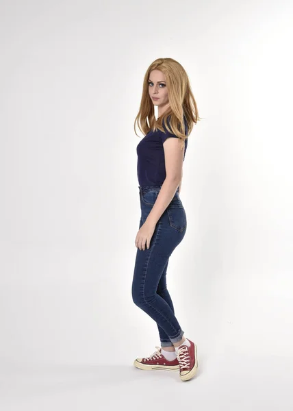 Ett Långt Porträtt Söt Blond Tjej Avslappnad Blå Skjorta Jeans — Stockfoto