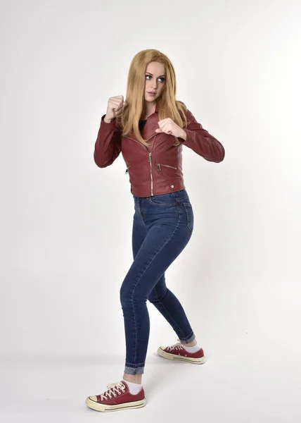 Ganzkörperporträt Eines Hübschen Blonden Mädchens Roter Lederjacke Jeans Und Turnschuhen — Stockfoto