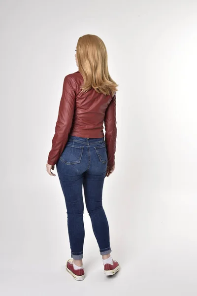 Retrato Cuerpo Entero Una Guapa Chica Rubia Con Chaqueta Cuero — Foto de Stock