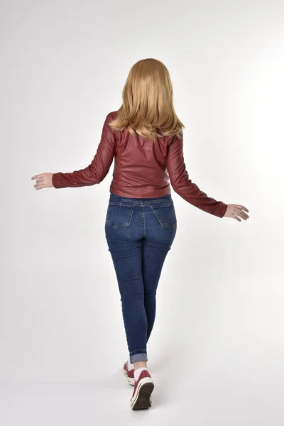 Ganzkörperporträt Eines Hübschen Blonden Mädchens Roter Lederjacke Jeans Und Turnschuhen — Stockfoto