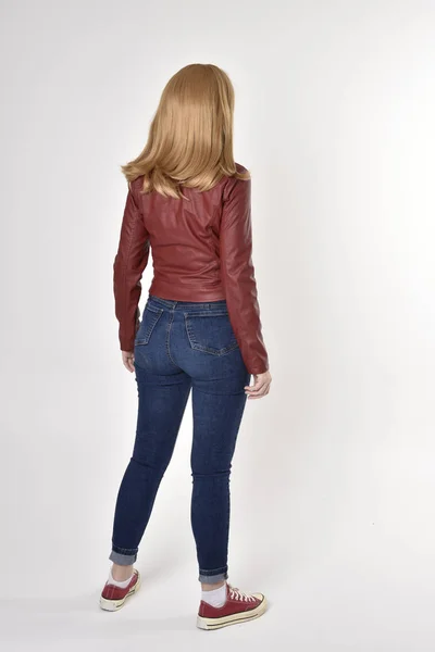 Ganzkörperporträt Eines Hübschen Blonden Mädchens Roter Lederjacke Jeans Und Turnschuhen — Stockfoto