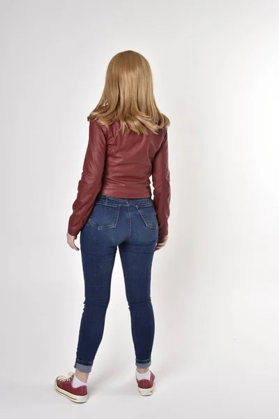 Ganzkörperporträt Eines Hübschen Blonden Mädchens Roter Lederjacke Jeans Und Turnschuhen — Stockfoto