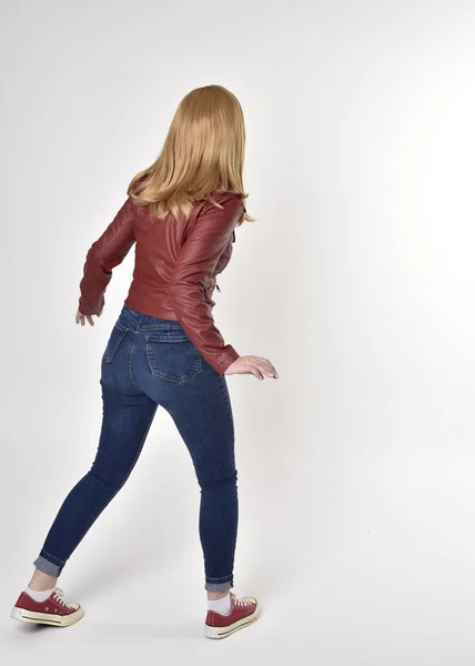 Retrato Comprimento Total Uma Linda Garota Loira Vestindo Jeans Jeans — Fotografia de Stock