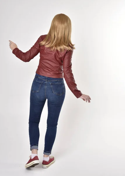 Ritratto Figura Intera Una Bella Ragazza Bionda Che Indossa Jeans — Foto Stock
