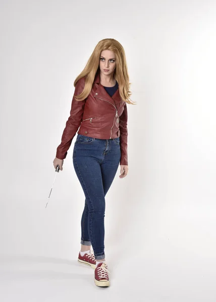 Ganzkörperporträt Eines Hübschen Blonden Mädchens Roter Lederjacke Jeans Und Turnschuhen — Stockfoto