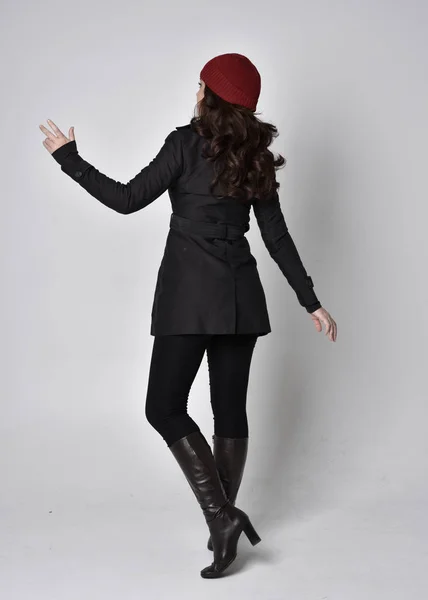 Teljes Hosszúságú Portré Egy Csinos Barna Lányról Fekete Kabátban Bőrcsizmában — Stock Fotó