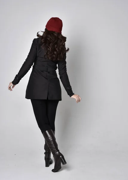 Siyah Ceketli Deri Çizmeli Kırmızı Bereli Güzel Esmer Bir Kızın — Stok fotoğraf