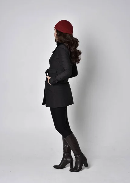 Portret Pięknej Brunetki Czarnym Płaszczu Skórzanych Butach Czerwonej Czapce Pozycja — Zdjęcie stockowe