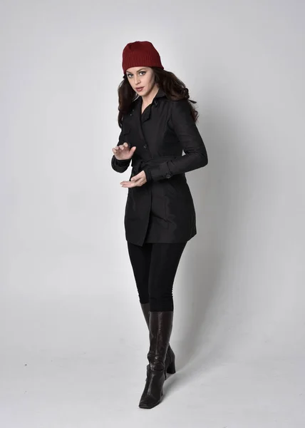 Siyah Ceketli Deri Çizmeli Kırmızı Bereli Güzel Esmer Bir Kızın — Stok fotoğraf