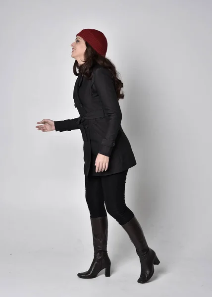 Teljes Hosszúságú Portré Egy Csinos Barna Lányról Fekete Kabátban Bőrcsizmában — Stock Fotó
