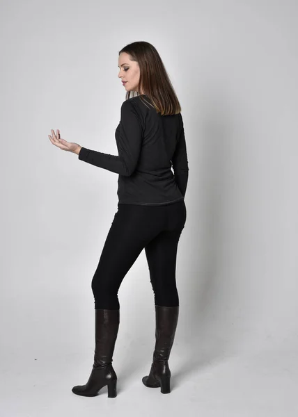 Ganzkörperporträt Eines Hübschen Brünetten Mädchens Schwarzen Hemdlederstiefeln Stehende Pose Der — Stockfoto