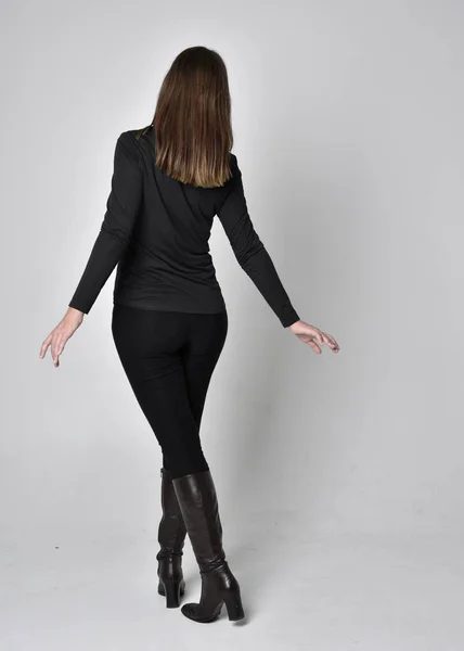 Ganzkörperporträt Eines Hübschen Brünetten Mädchens Schwarzen Hemdlederstiefeln Stehende Pose Der — Stockfoto