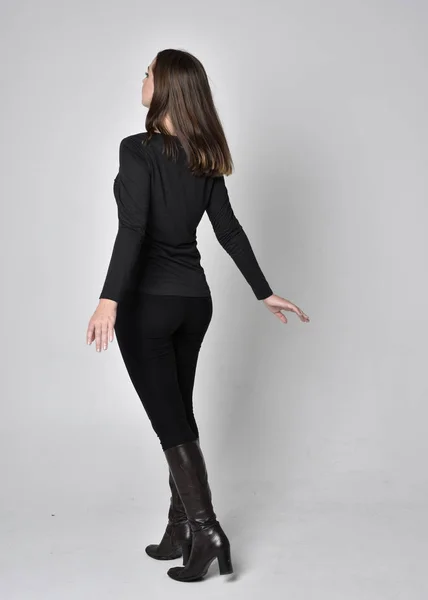 Full Length Portrait Pretty Brunette Girl Wearing Black Shirt Leather — 스톡 사진