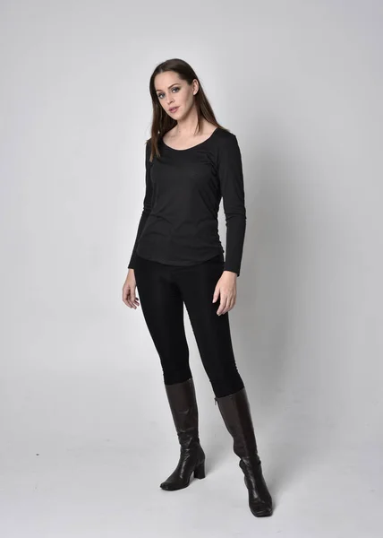 Full Length Portrait Pretty Brunette Girl Wearing Black Shirt Leather — 스톡 사진