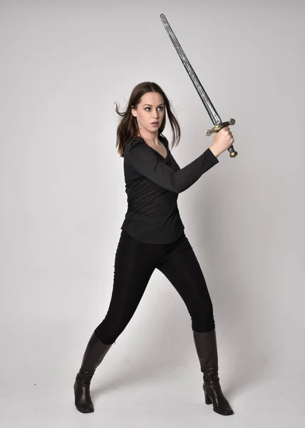 Siyah Gömlekli Deri Çizmeli Elinde Kılıç Tutan Esmer Bir Kızın — Stok fotoğraf
