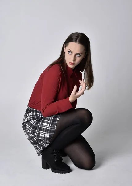 Retrato Cuerpo Entero Una Guapa Morena Con Camisa Roja Falda — Foto de Stock