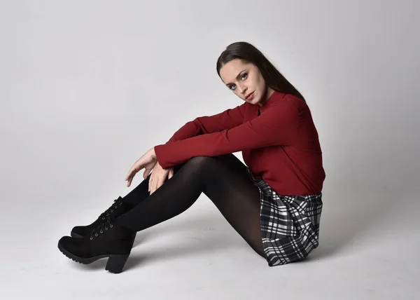 Retrato Cuerpo Entero Una Guapa Morena Con Camisa Roja Falda — Foto de Stock