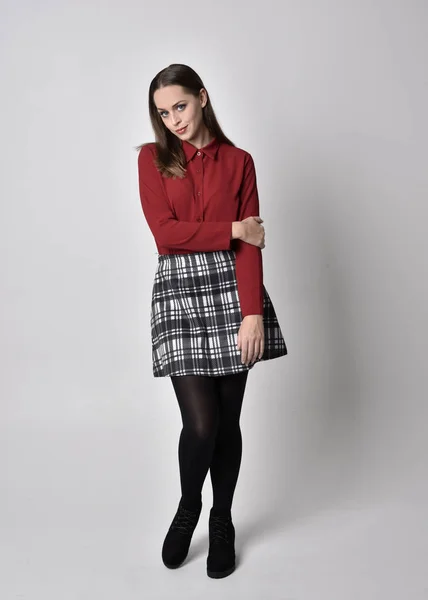 Retrato Cuerpo Entero Una Guapa Morena Con Camisa Roja Falda — Foto de Stock