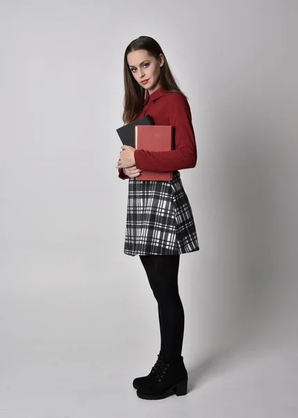 Retrato Cuerpo Entero Una Guapa Morena Con Camisa Roja Falda — Foto de Stock