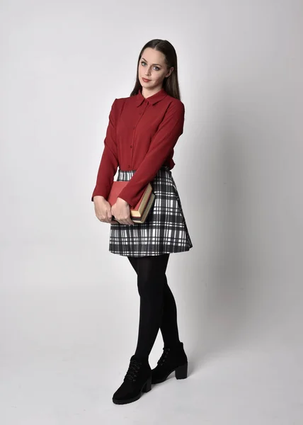 Retrato Cuerpo Entero Una Guapa Morena Con Camisa Roja Falda — Foto de Stock