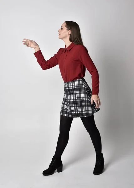 Retrato Cuerpo Entero Una Guapa Morena Con Camisa Roja Falda — Foto de Stock