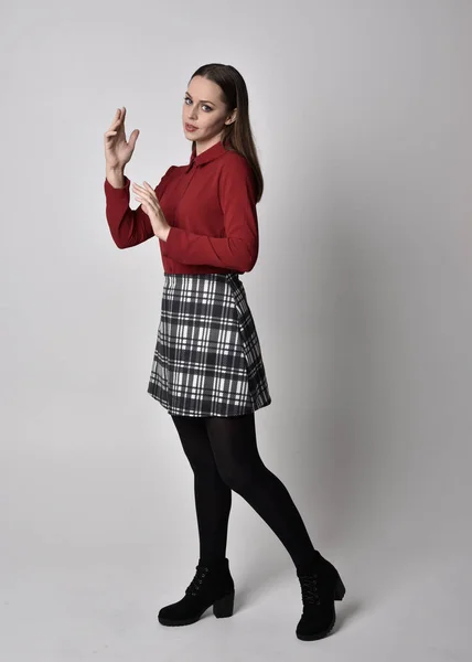 Retrato Cuerpo Entero Una Guapa Morena Con Camisa Roja Falda — Foto de Stock