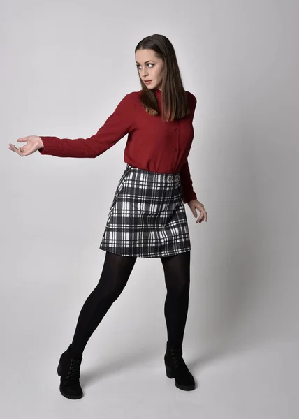 Retrato Cuerpo Entero Una Guapa Morena Con Camisa Roja Falda — Foto de Stock