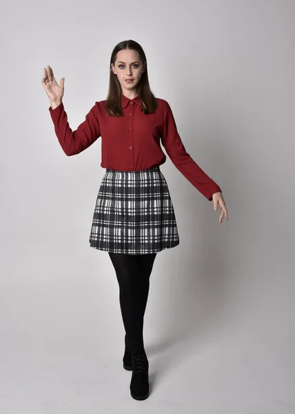 Retrato Cuerpo Entero Una Guapa Morena Con Camisa Roja Falda — Foto de Stock