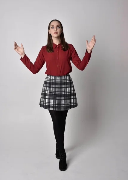 Retrato Cuerpo Entero Una Guapa Morena Con Camisa Roja Falda — Foto de Stock