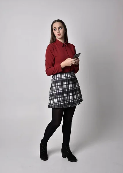 Retrato Cuerpo Entero Una Guapa Morena Con Camisa Roja Falda — Foto de Stock