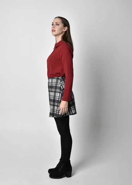 Retrato Cuerpo Entero Una Guapa Morena Con Camisa Roja Falda — Foto de Stock