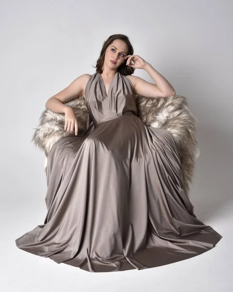 Uzun Gümüş Bir Gece Elbisesi Giyen Esmer Güzel Bir Kızın — Stok fotoğraf