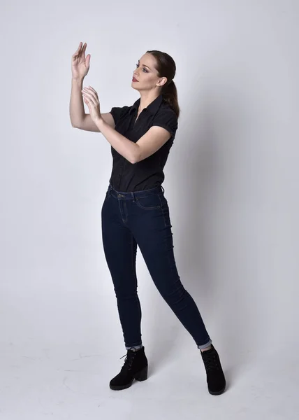 Retrato Una Guapa Morena Con Cola Caballo Con Botas Vaqueras — Foto de Stock