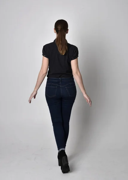 Portrait Pretty Brunette Girl Ponytail Wearing Jeans Boots Black Blouse — Stock Photo, Image