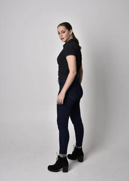 Kuyruklu Kot Çizmeli Siyah Bluzlu Güzel Esmer Bir Kızın Portresi — Stok fotoğraf