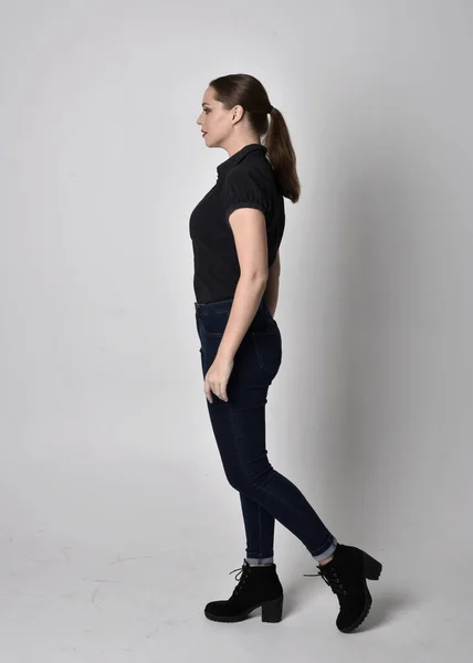 Retrato Uma Menina Morena Bonita Com Rabo Cavalo Usando Botas — Fotografia de Stock