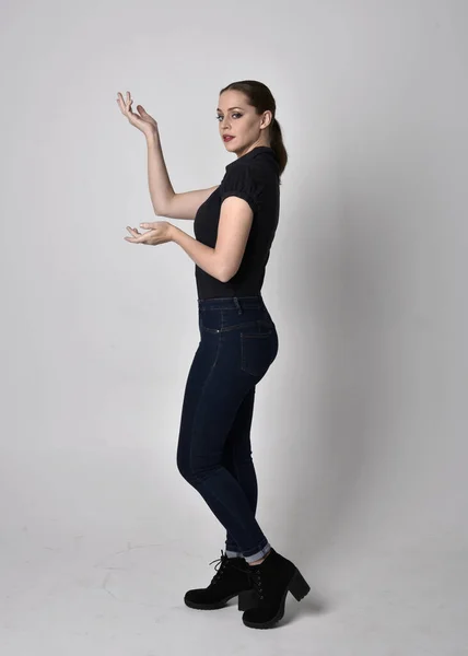 Retrato Una Guapa Morena Con Cola Caballo Con Botas Vaqueras —  Fotos de Stock