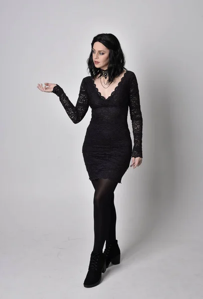 Siyah Dantelli Elbise Çizme Giyen Koyu Saçlı Gotik Bir Kızın — Stok fotoğraf