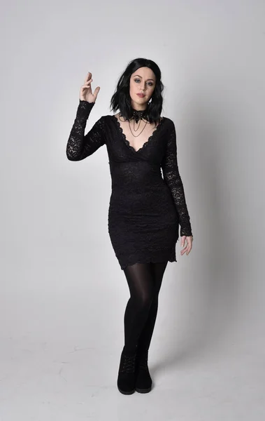 Siyah Dantelli Elbise Çizme Giyen Koyu Saçlı Gotik Bir Kızın — Stok fotoğraf
