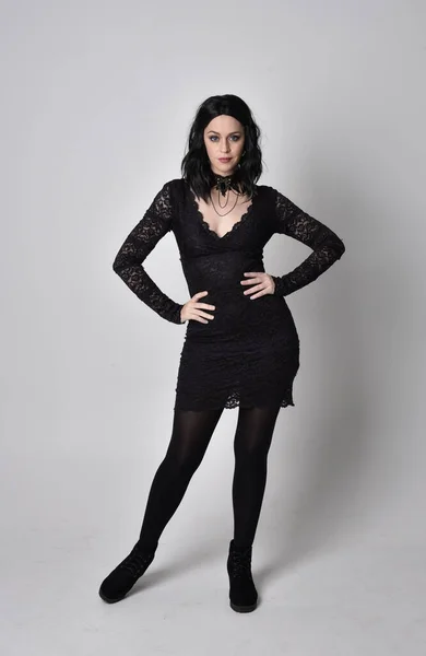 Retrato Uma Menina Gótica Com Cabelo Escuro Vestindo Vestido Renda — Fotografia de Stock