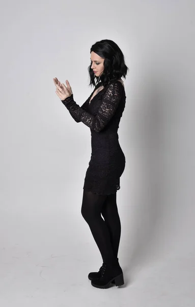Retrato Una Chica Gótica Con Pelo Oscuro Con Vestido Encaje —  Fotos de Stock