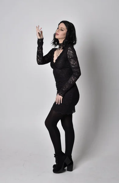 Porträt Eines Gotischen Mädchens Mit Dunklen Haaren Das Schwarzes Spitzenkleid — Stockfoto