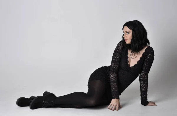 Portret Van Een Gothic Meisje Met Donker Haar Zwarte Kanten — Stockfoto