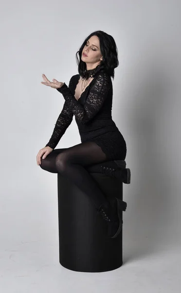 Porträt Eines Gotischen Mädchens Mit Dunklen Haaren Das Schwarzes Spitzenkleid — Stockfoto