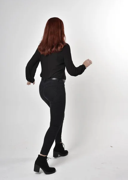 Siyah Kot Pantolon Bot Bluz Giyen Kızıl Saçlı Güzel Bir — Stok fotoğraf